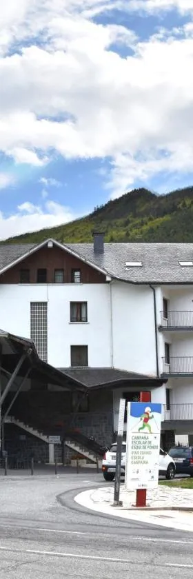 Hotel y Apartamentos SNÖ Isaba，位于伊萨瓦的酒店