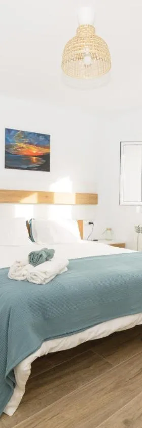 Apartamentos turísticos Praia de Seselle, terraza y jardín a un paso de la playa，位于阿雷斯的酒店