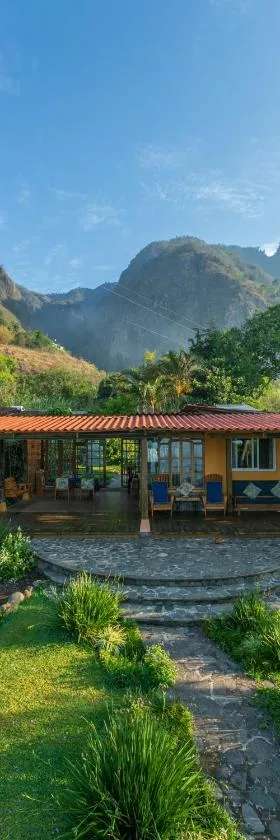 Lake Front Retreat at Los Elementos，位于圣克鲁斯拉拉古纳的酒店