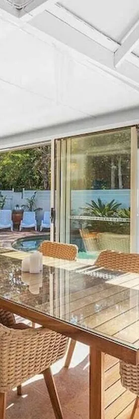 Aquablue Holiday Home - Hot Spa & Pool - 2m Walk to Beaches，位于科莱特的酒店