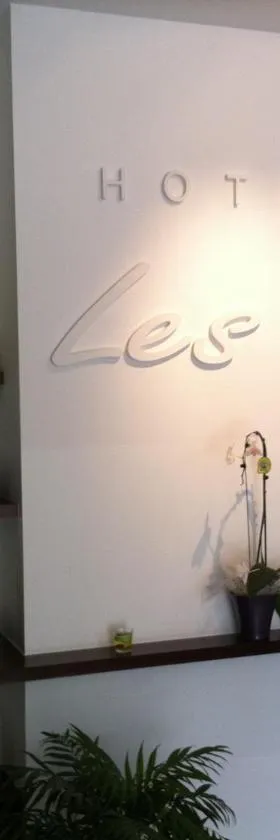 Hotel Les Amandiers，位于罗纳河畔的图尔农的酒店