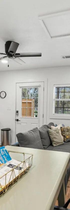 NEW! The Yellow Door- Downtown Wimberley w/ River Access，位于温伯利的酒店