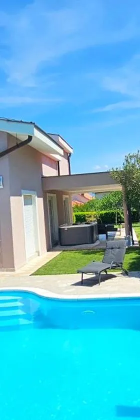 Luxury Villa Nevena Pool&Jacuzzi，位于莫斯塔尔的酒店