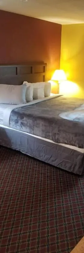 Hotel 2 Queen Beds Hotel Room 229 Wi-Fi Booking，位于斯蒂尔沃特的酒店