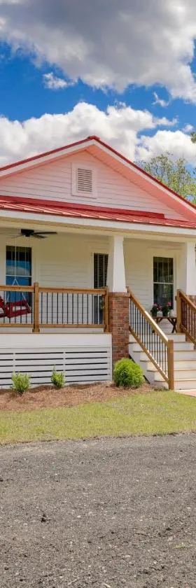 New Bern Vacation Rental on Farm with Fire Pit!，位于新伯尔尼的酒店