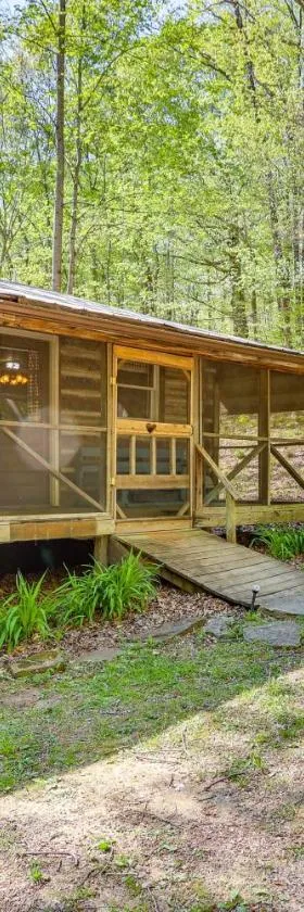 Historic Log Cabin with Porch Near Patoka Lake!，位于Taswell的酒店