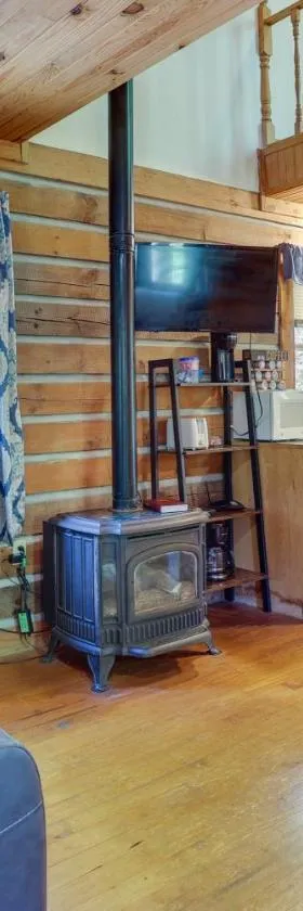 Vacation Rental Near Lake Patoka with Hot Tub!，位于Taswell的酒店