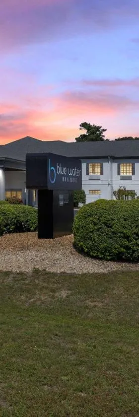 Blue Water Inn & Suites BW Signature Collection，位于北托普塞尔海滩的酒店