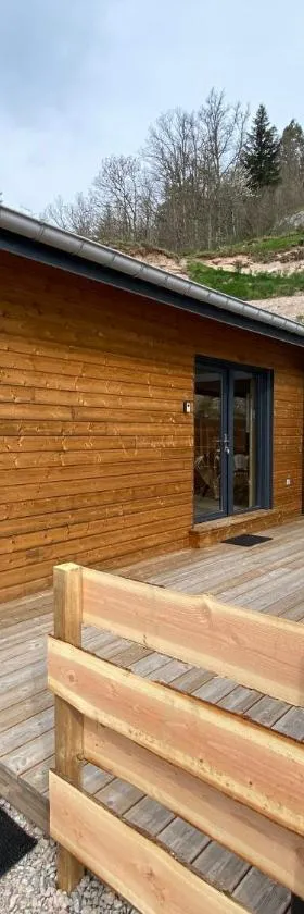 Les Chalets des Capucines & Jacuzzi privatif，位于Rochesson的酒店