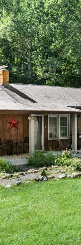 River Access w Hot Tub, Grill, WiFi, & Fire Pit!，位于Lost City的酒店