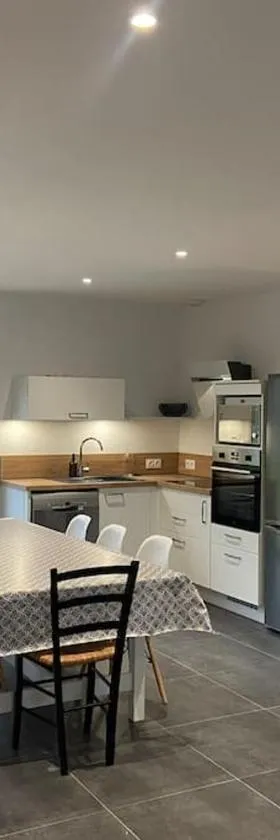 Les prunelles maison de village de 4 à 8 personnes，位于普里西尼的酒店