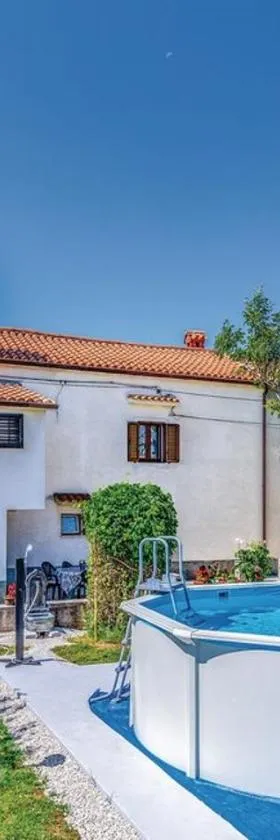 Apartment Glavani with Pool，位于巴尔班的酒店