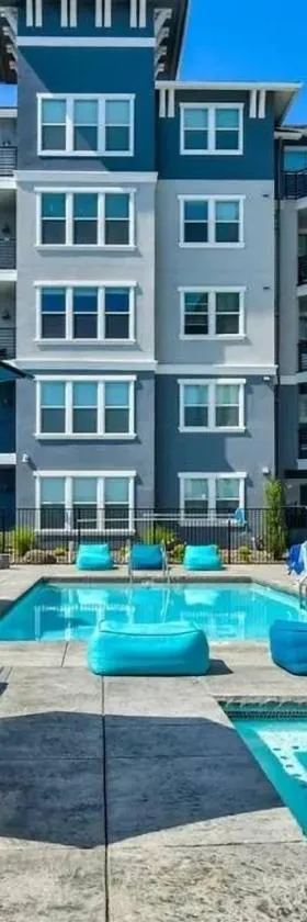 Designer Apt with Jacuzzi, Pool & Mountain Views，位于斯帕克斯的酒店