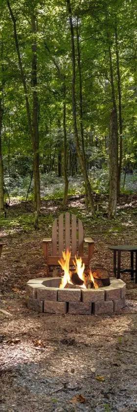 Modern decor, Hot Tub, Fire Pit, Grill, & Games，位于伯克利斯普林斯的酒店