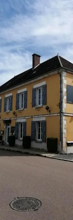 LOGIS Hôtel & Restaurant Le Soleil D'or，位于蒙蒂尼雷斯的酒店