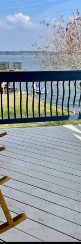 Linda's Lake House Waterfront Home on Lake Conroe，位于蒙哥马利的酒店