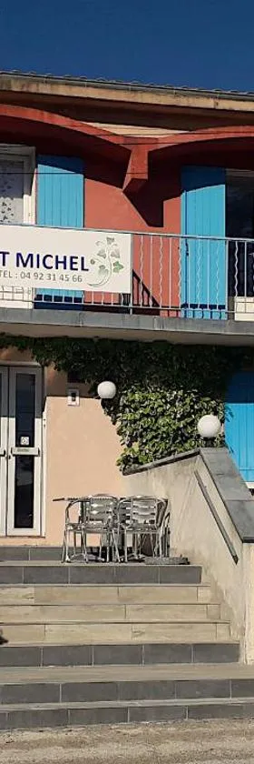 Hôtel Saint Michel，位于迪涅莱班的酒店