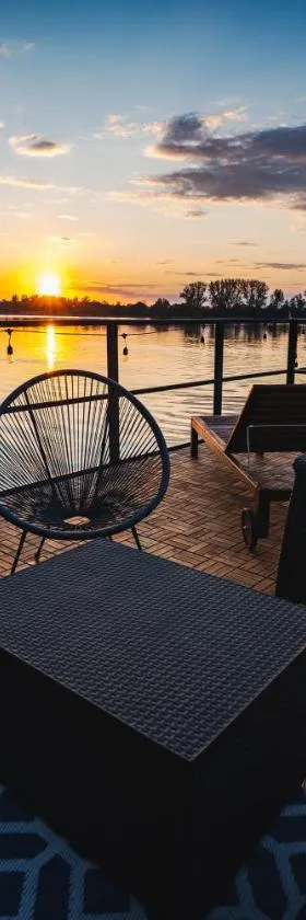 Domki na wodzie - Houseboats Zalesie with sauna，位于Zalesie的酒店