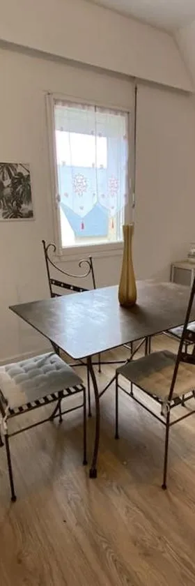 Studio lumineux de 35m2 au cœur de Solesmes，位于Solesmes的酒店