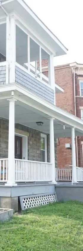 Charming Victorian Home In Historic District，位于纽堡的酒店