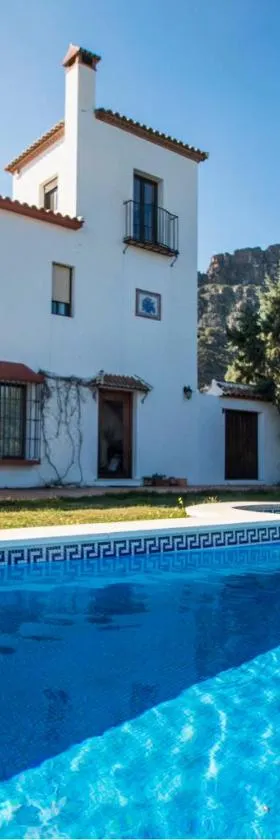 Casa con piscina caminito del rey，位于阿洛拉的酒店