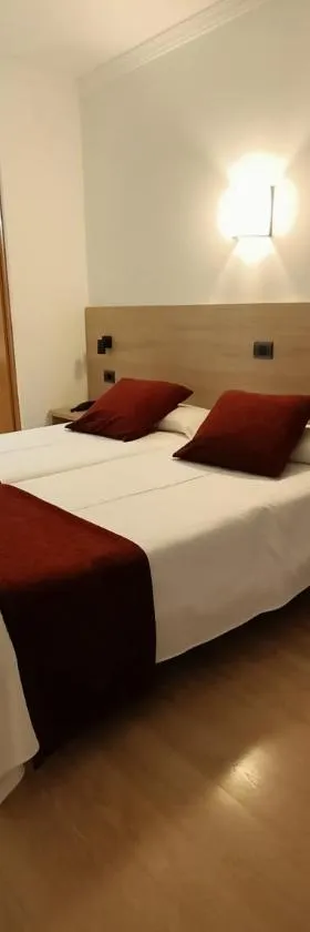 维洛比酒店，位于维罗维-德欧纳的酒店