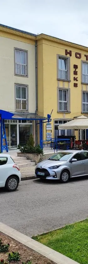 Hotel Béke Sziget Komló，位于Komló的酒店