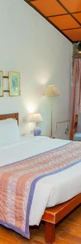 Shikarbadi Hotel - By The Lake Heritage by HRH Group of Hotels，位于乌代浦的酒店