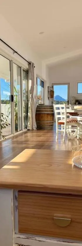 Viola - Seaside Retreat，位于科尔斯湾的酒店