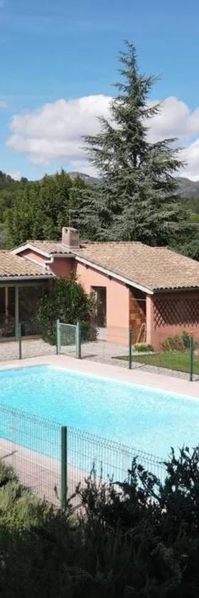 Maison indépendante avec piscine，位于Jaujac的酒店