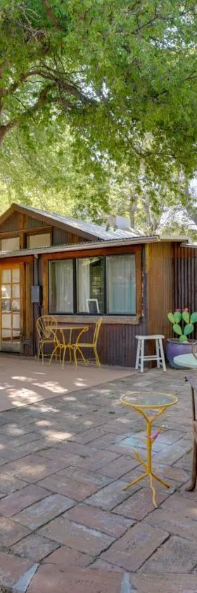 Patagonia Cottage with Patio and Yard Walk to Town!，位于Patagonia的酒店