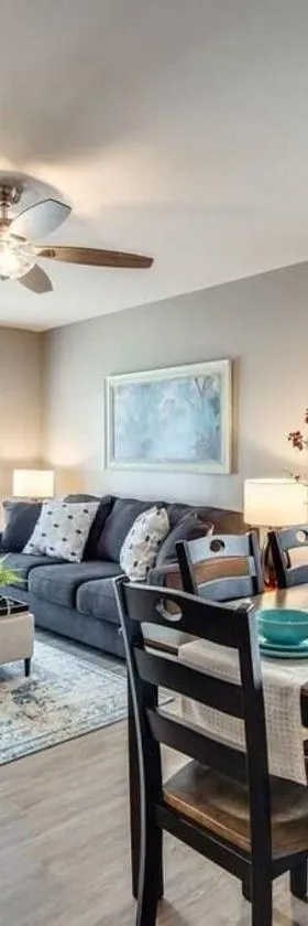 The Lofts of Downtown (540 N 2nd St, #211)，位于克拉克斯维尔的酒店