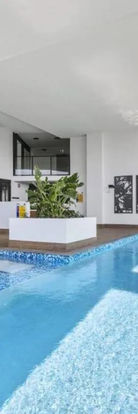 Modern Coastal Apartment - Walk to beach and shops，位于巴迪纳的酒店