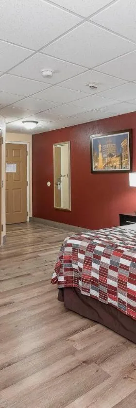 麦肯红屋顶套房酒店，位于梅肯的酒店