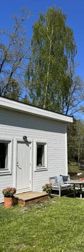 Lilla huset med tennisbana，位于Raksta的酒店