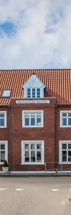 Skovsgård Hotel，位于布罗斯特的酒店