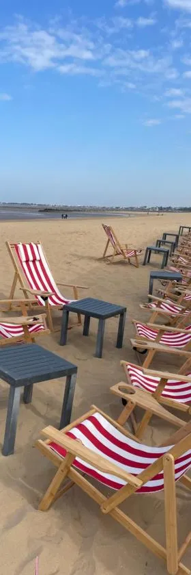 Acadie Saint Victor - Hôtel restaurant -Face mer- Châtelaillon plage，位于沙特拉永普拉日的酒店