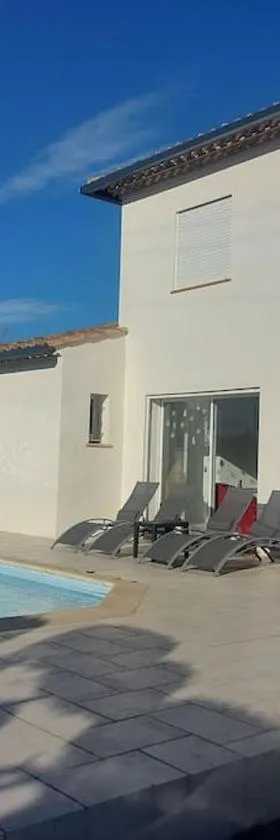 Studio neuf avec acces piscine，位于Valergues的酒店