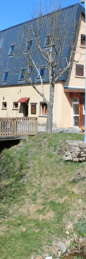 camping hôtel les airelles，位于Saint-Cirgues-en-Montagne的酒店