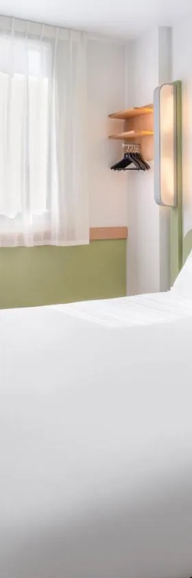 B&B HOTEL Zaragoza Plaza Mozart，位于萨拉戈萨的酒店