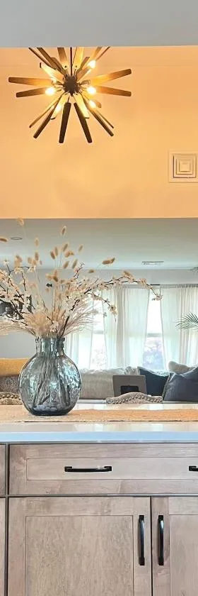 Modern Family Home in Middletown, RI- just 4 mi to Newport!，位于米德尔敦的酒店