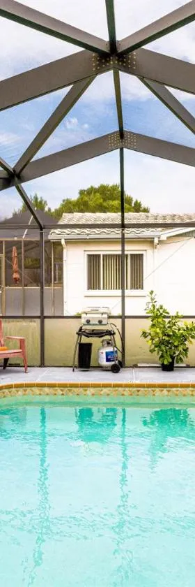 Marlin's Palm Oasis - Beach House, Amazing Pool, BBQ Area，位于里奇港的酒店