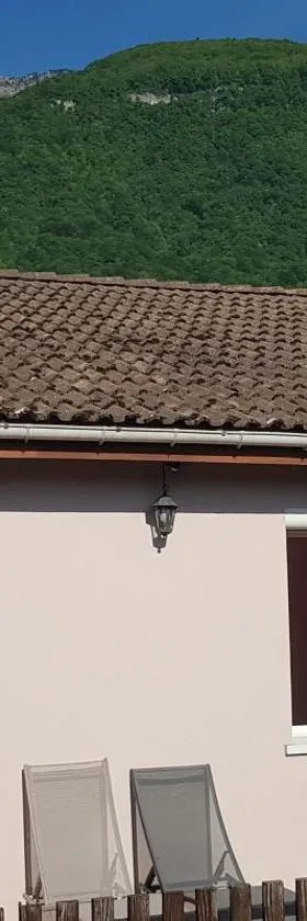 Gîte fabuleux, jardin, terrasse, parking，位于Saint-Vincent-de-Mercuze的酒店