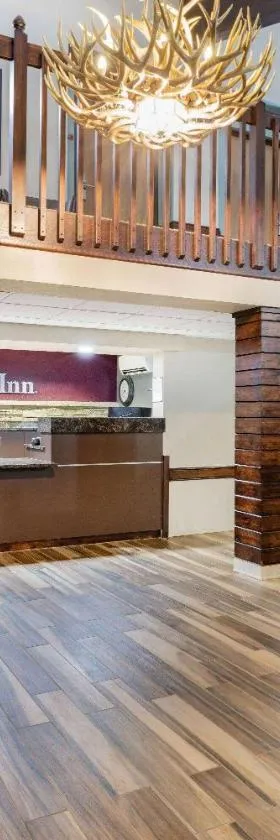 AmericInn by Wyndham Duluth South Proctor Black Woods Event Ctr，位于德卢斯的酒店