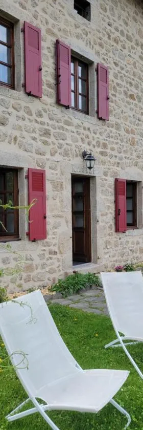 Se reconnecter à la nature au gîte 3 étoiles de Montager à Saint André de Chalencon，位于Saint-André-de-Chalençon的酒店