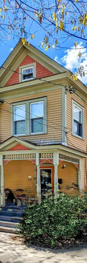 Blooming Inn Shelburne Falls，位于Shelburne Falls的酒店
