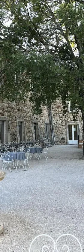 Logis Hôtel Restaurant Le Domaine de l'Eau Vive，位于拉让提耶尔的酒店
