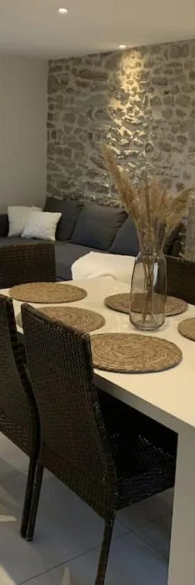 Maison chaleureuse dans village calme，位于Carbes的酒店