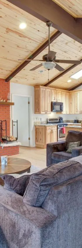 Near Golf and Hiking Updated Country Club Cabin!，位于Indian Pine的酒店