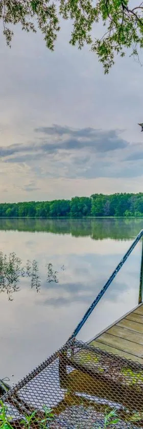 Lakefront Arkansas Abode - Deck, Grill and Fire Pit，位于Scranton的酒店